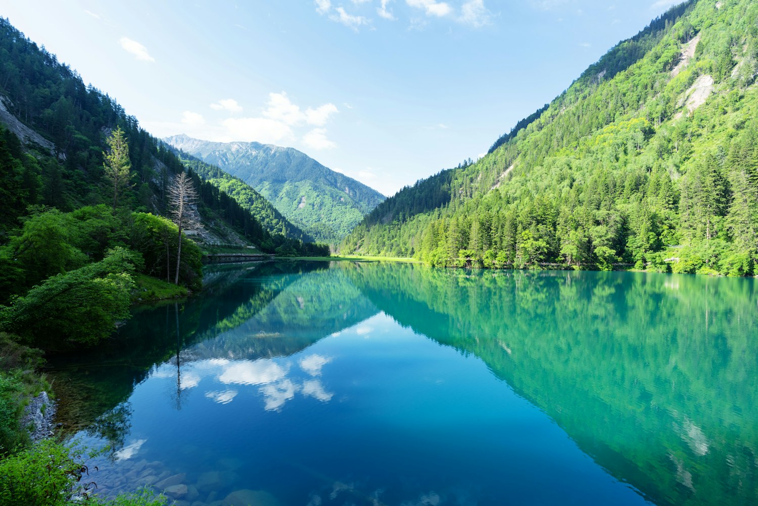山林与湖水相映的自然风景